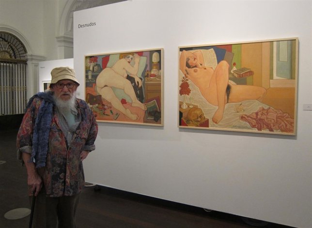 Cuadrado Lomas ante sus cuadros de desnudos