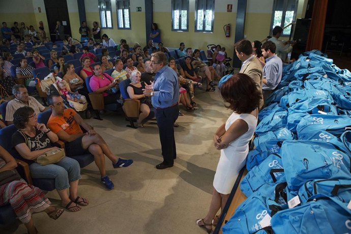 Zoido en la entrega de mochilas.