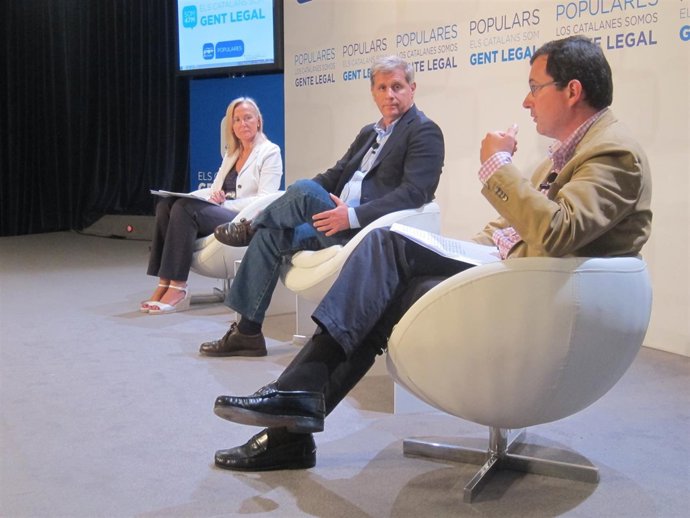 Àngels Esteller, Alberto Fernández Díaz (PP) y el profesor ed la UAO Pablo Nuevo