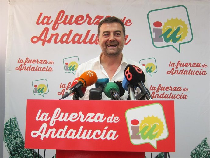 El coordinador regional de IULV-CA, Antonio Maíllo, en rueda de prensa