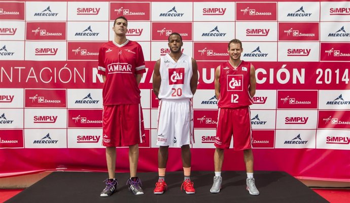 El CAI presenta sus nuevas equipaciones para 2014-15