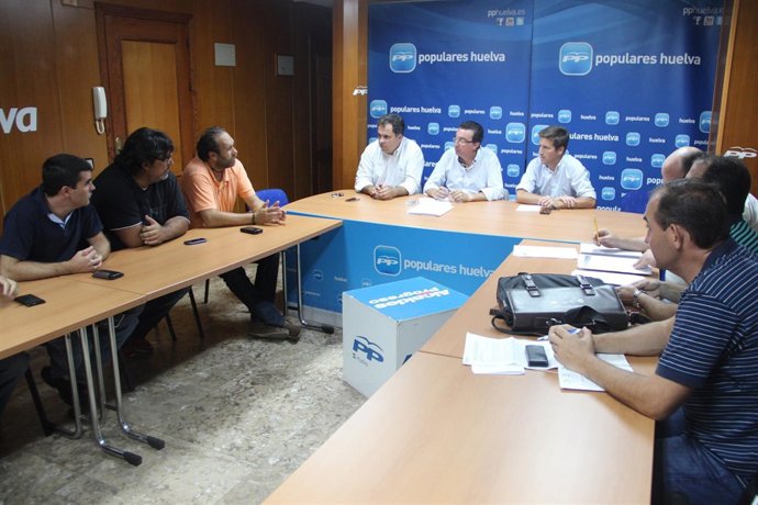 Representantes del PP de Huelva con trabajadores de Ence.