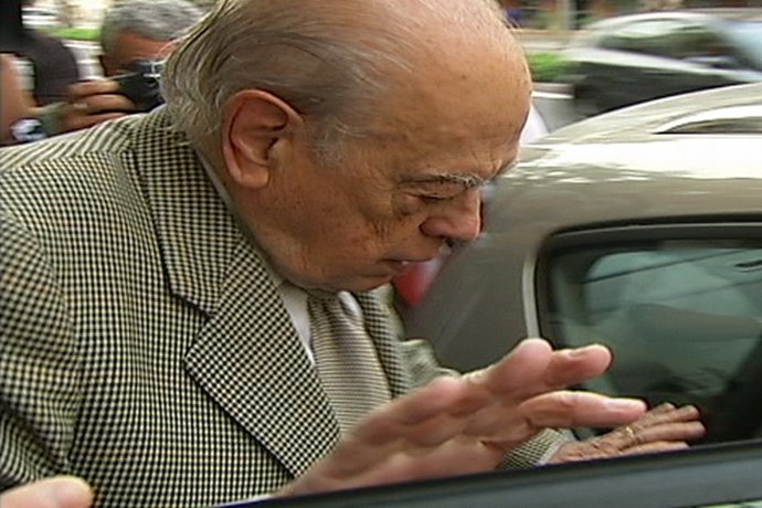 Jordi Pujol saliendo de su domicilio