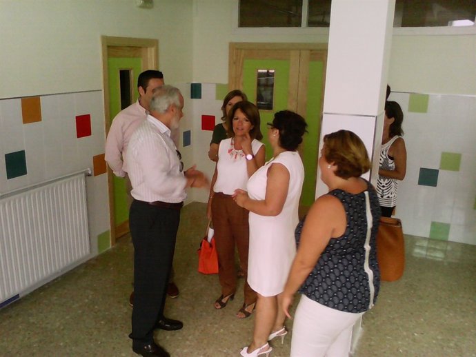 La delegada de Educación durante su visita al CEIP Andalucía, de Posadas