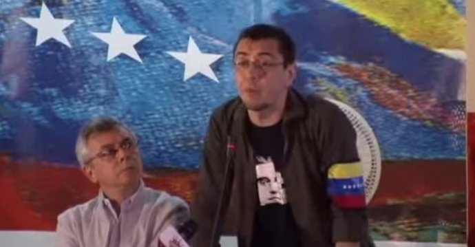 Juan Carlos Monedero con el brazalete venezolano 