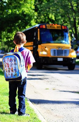 Niño esperando el autobús para ir al colegio