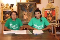 La Assemblea exige la dimisión de Camps y reparte carteles con su imagen al revés