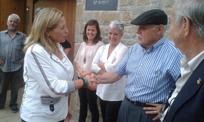 Joana Ortega saluda al alcalde de Monistrol de Calders, Matíes Ponsa 