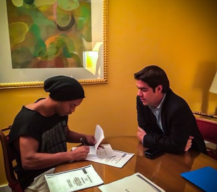 Ronaldinho filla por el Gallos de Querétaro