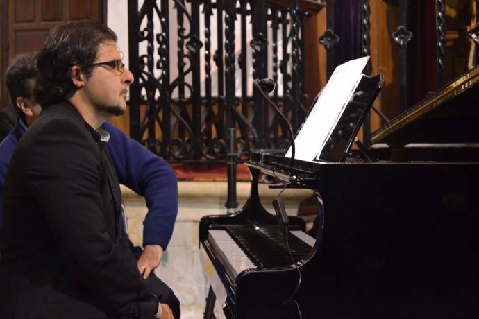Daniel B.Marente, durante una de sus actuaciones, frente al piano