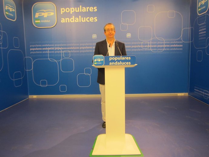 El diputado del PP-A Rafael Salas en rueda de prensa