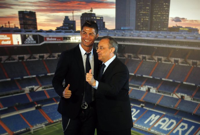 El futbolista Cristiano Ronaldo posa para los fotógrafos junto al presidente 