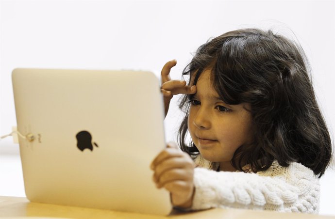 Niña utilizando una tablet