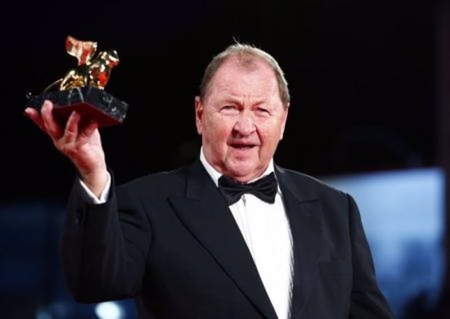 El director sueco Roy Andersson sostiene el LeÃn de Oro  a mejor pelÃcula en e