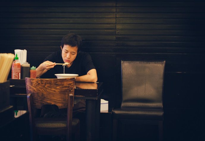 Joven oriental comiendo