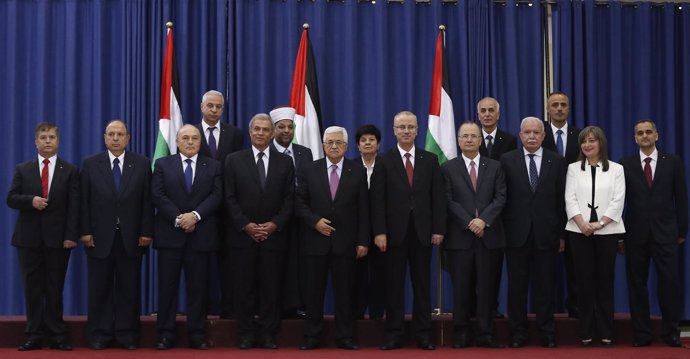 Mahmud Abbas junto al gobierno de unidad nacional palestino