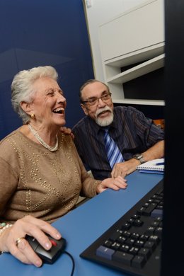 Personas mayores en un ordenador