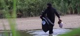 Foto: Disfrazado de yihadista cruza frontera con EEUU con una cabeza en la mano
