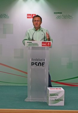 El coordinador de la Intrerparlamentaria del PSOE-A, Miguel Ángel Heredia