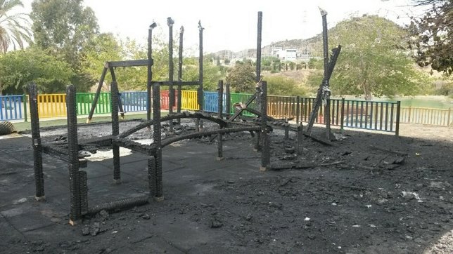 Parque infantil incendiado en la Laguana de la Barrera, en Teatinos