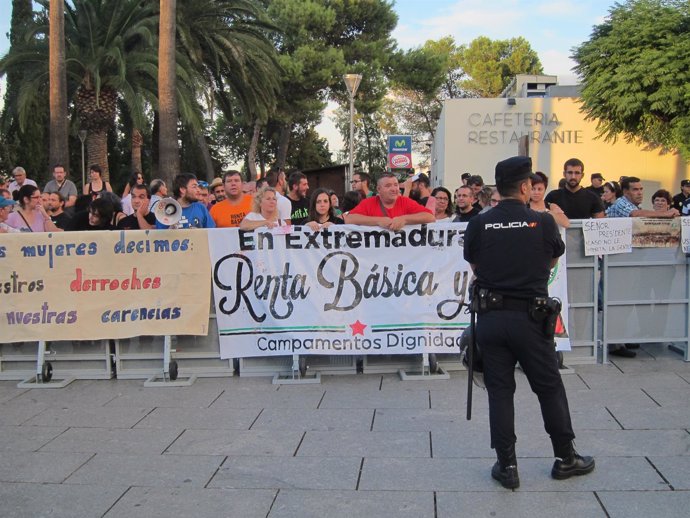 Manifestantes a las puertas del Teatro Romano