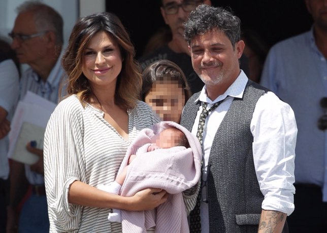 Alejandro Sanz y Raquel perera, su estricta intimidad en el bautizo de Alma 