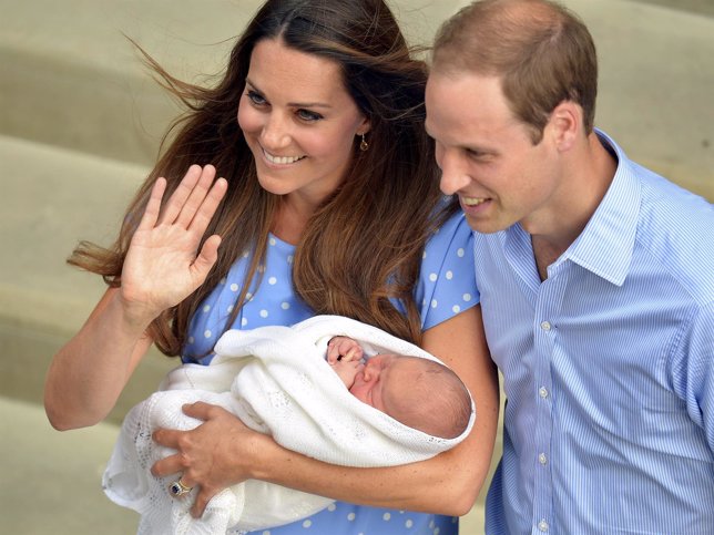Los duquesa Catalina de Cambrigde presenta a su primogénito recién nacido a la s