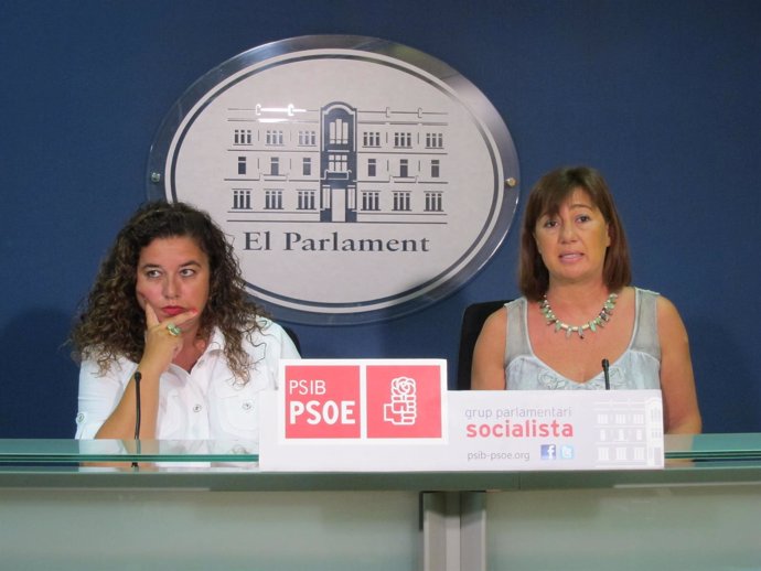 Pilar Costa y Francina Armengol en rueda de prensa