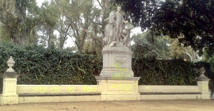 Glorieta de Covandonga afectada por las pintadas