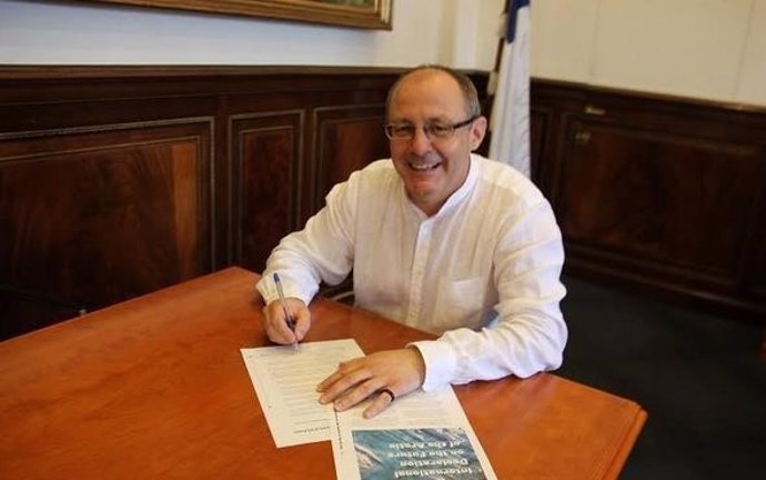 El alcalde de San Sebastián, Juan Carlos Izagirre, durante la firma. 
