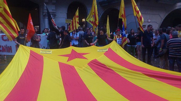 Manifestación independentista durante la visita de los Reyes a Girona