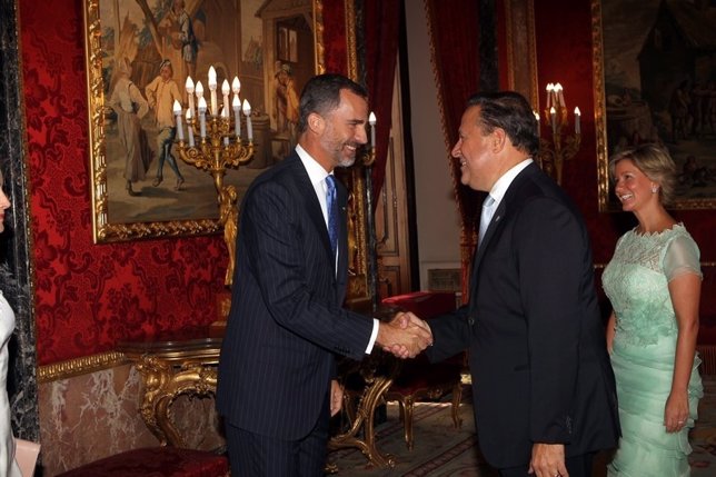 El Rey Felipe Vi saludando al presidente de Panamá, Juan Carlos Varela
