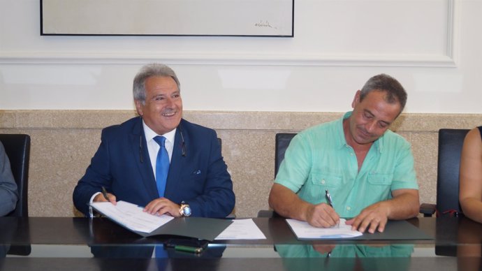 El presidente de la Diputación de firma un convenio con el alcalde de Montesa.