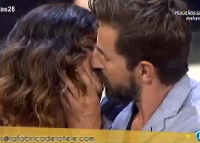 Apasionado beso marta torné y santi millán 