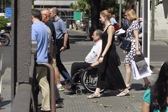 Discapacitado, persona con discapacidad, paseando por la calle, caminando