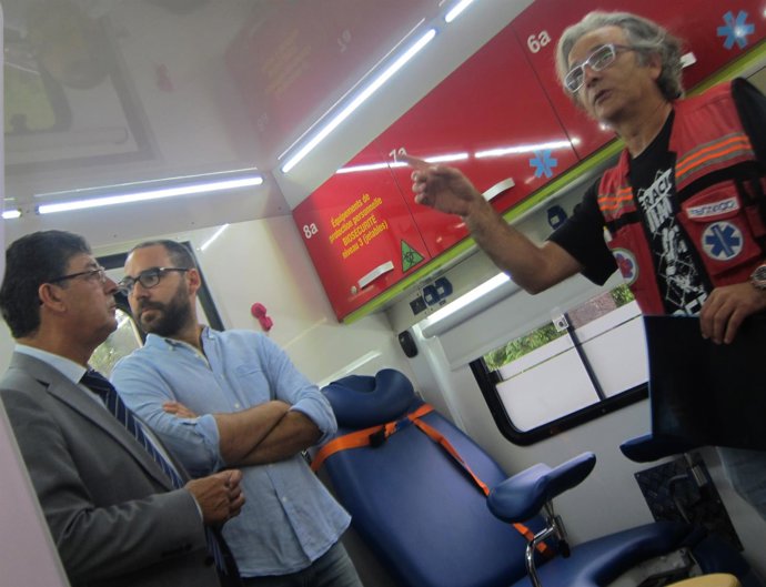 Diego Valderas, en el interior de la clínica móvil