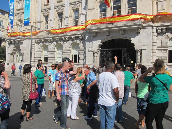 Representantes de la PAH frente al Ayuntamiento