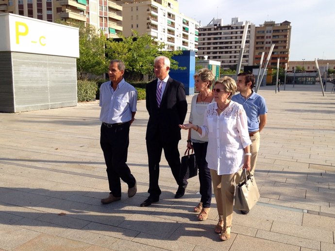 Suárez visita la plaza Eduardo Ibarra de Zaragoza