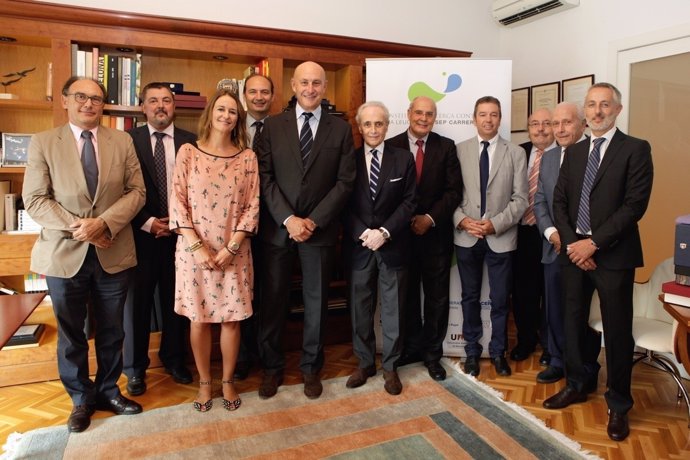 Josep Carreras con el vicepresidente de Celgene y parte del equipo investigador