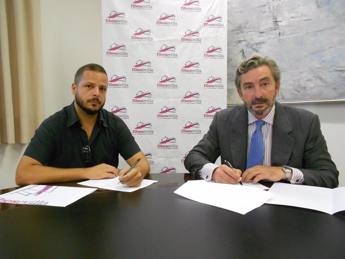 Firma entre el director general de Fibes y el de Spyro Music