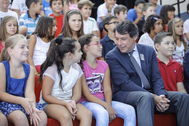 Ignacio González con niños
