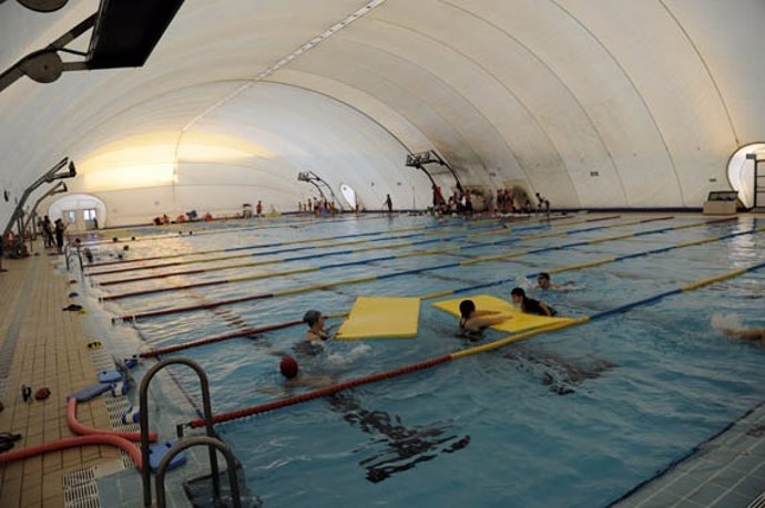 Actividades en una piscina del IMD.