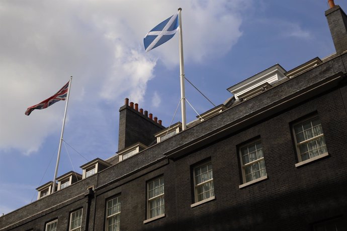 La bandera escocesa ondea junto a la británica en el 10 de Dowinng Street