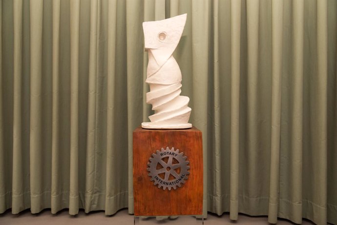 El Rotary Club dona una escultura de Joan Gardy al Ayuntamiento de Barcelona