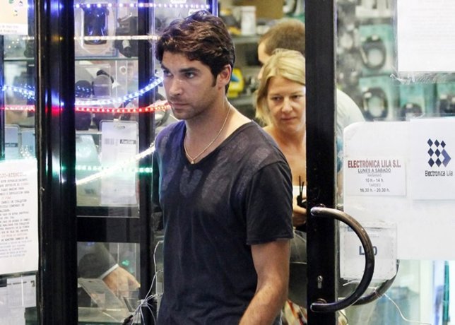 Cayetano Rivera todo un manitas de recados en la ferretería