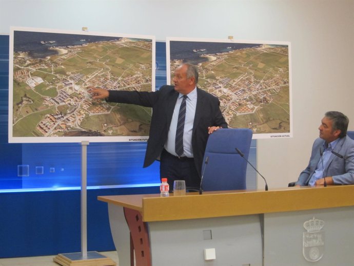 El consejero Javier Fernández explicando el caso de Piélagos