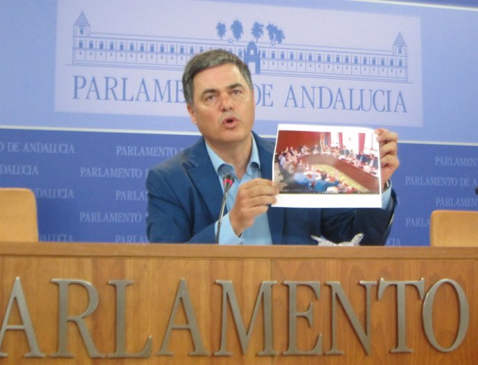 Carlos Rojas enseña una foto de la Diputación Permanente
