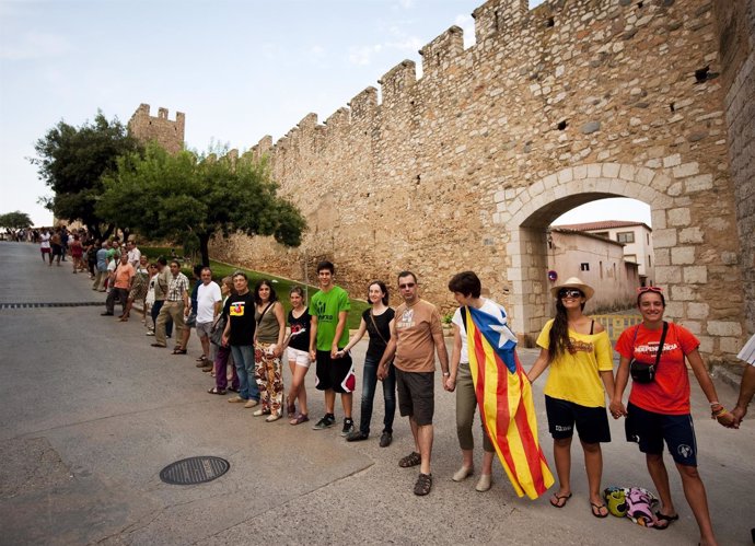 Cadena humana por la independencia en la muralla de Montblanc