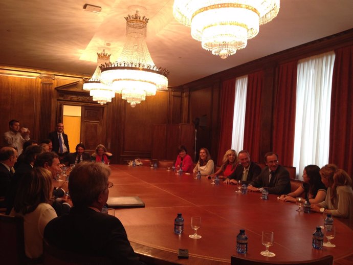 Fabra se reúne con los diputados valencianos del PP en el Congreso.