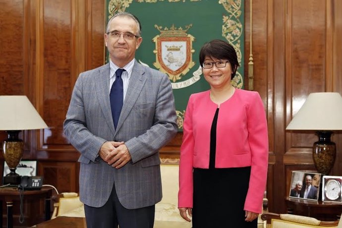 Maya recibe a la embajadora de Tailandia en España.